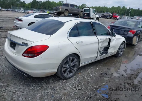 2018 Mercedes-Benz C 300 z USA, uszkodzony, nr VIN 55SWF4JB5JU250805